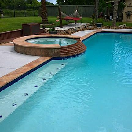 Lovely landscaping, hot tub...