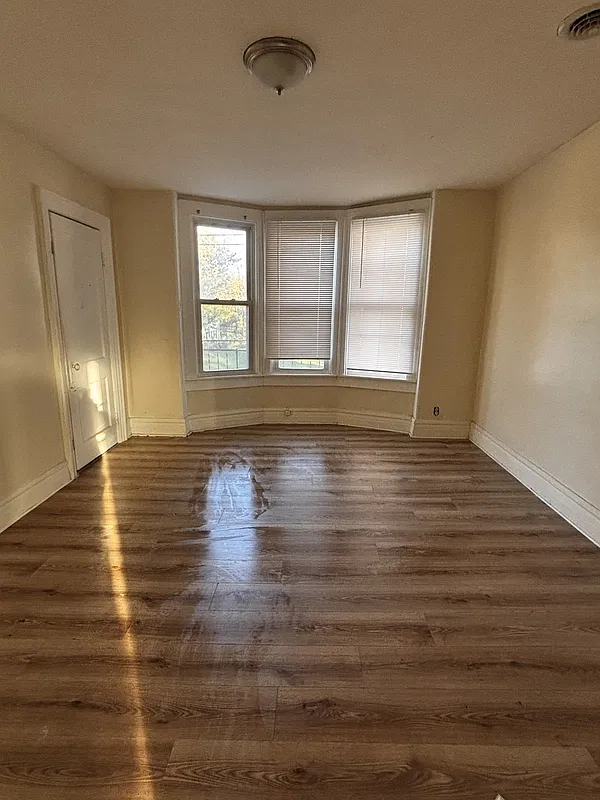 3 bed, 1.0 bath, $1,100 — Photo 1