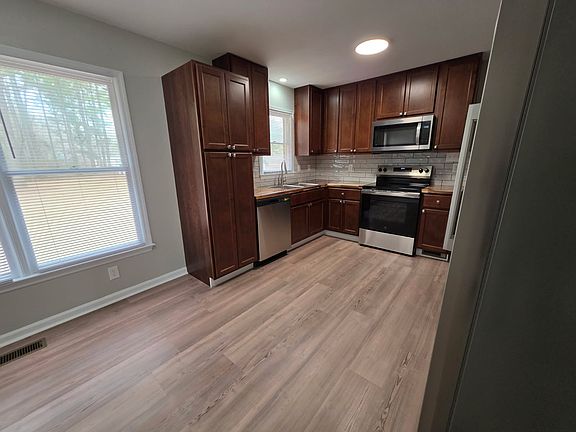3rd image of 106 Berwick Dr