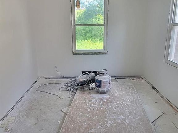 3rd image of 14823 Heyden St