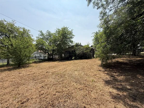 204 W Maple St, Whitewright, TX 75491