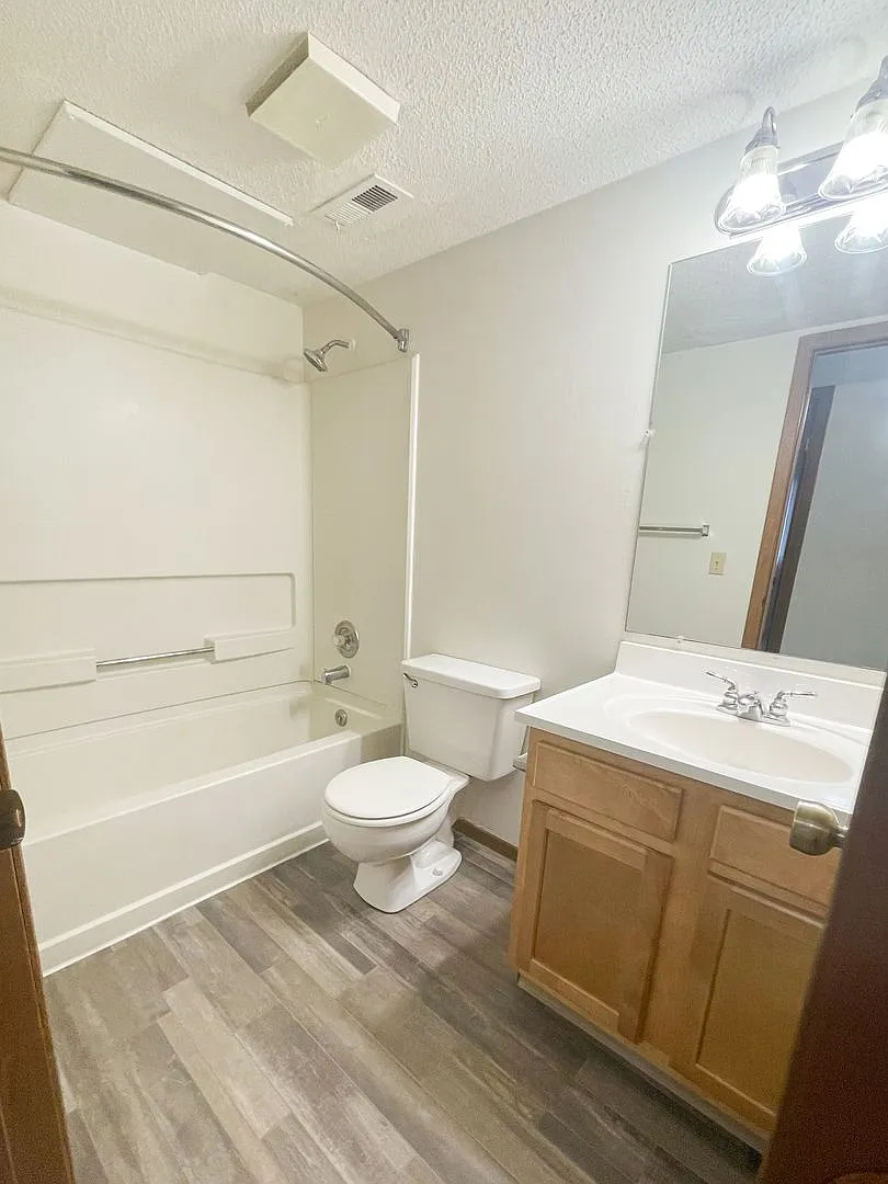 Vista Apartments — Photo 4
