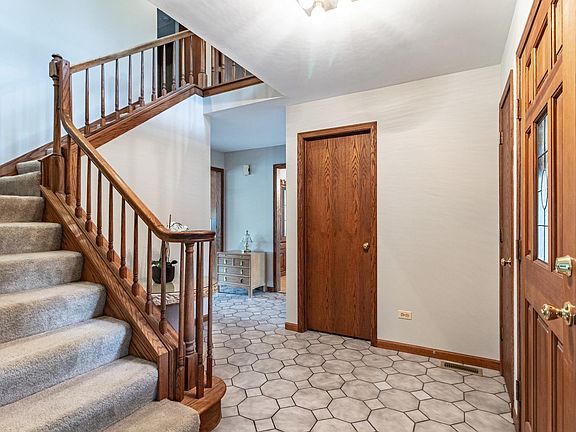 4th image of 221 Foxfire Dr