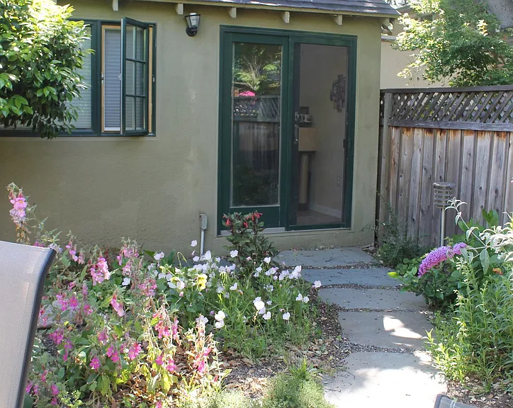 Path through the backyard to the bonus room