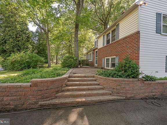 3rd image of 1310 Mary Jane Ln
