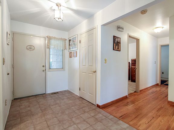 3rd image of 15882 Winchester Dr