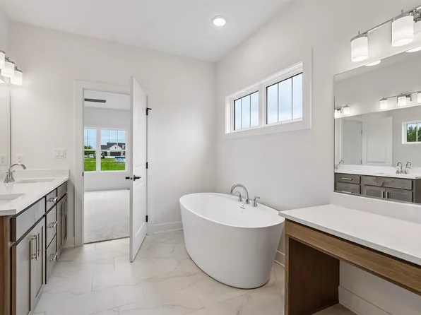 1809 NE Pine Lake Cir, Ankeny, IA 50021