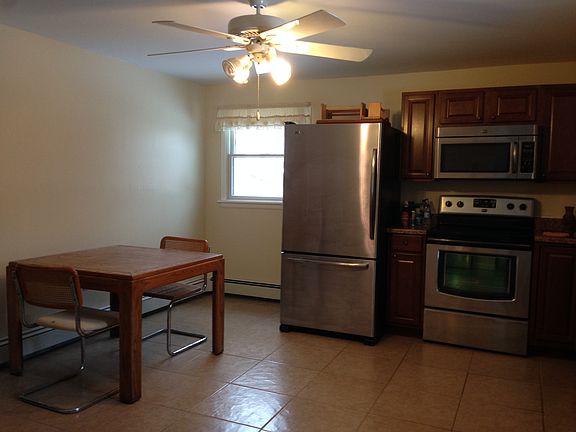 4th image of 2 Carriage House Ct