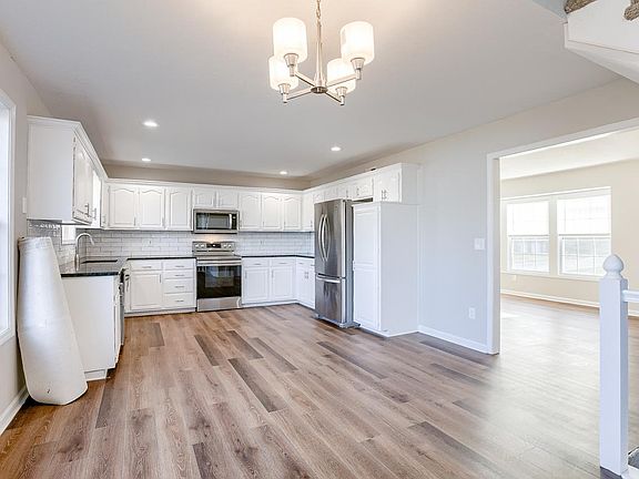 4th image of 3610 SE Valley Forge Dr