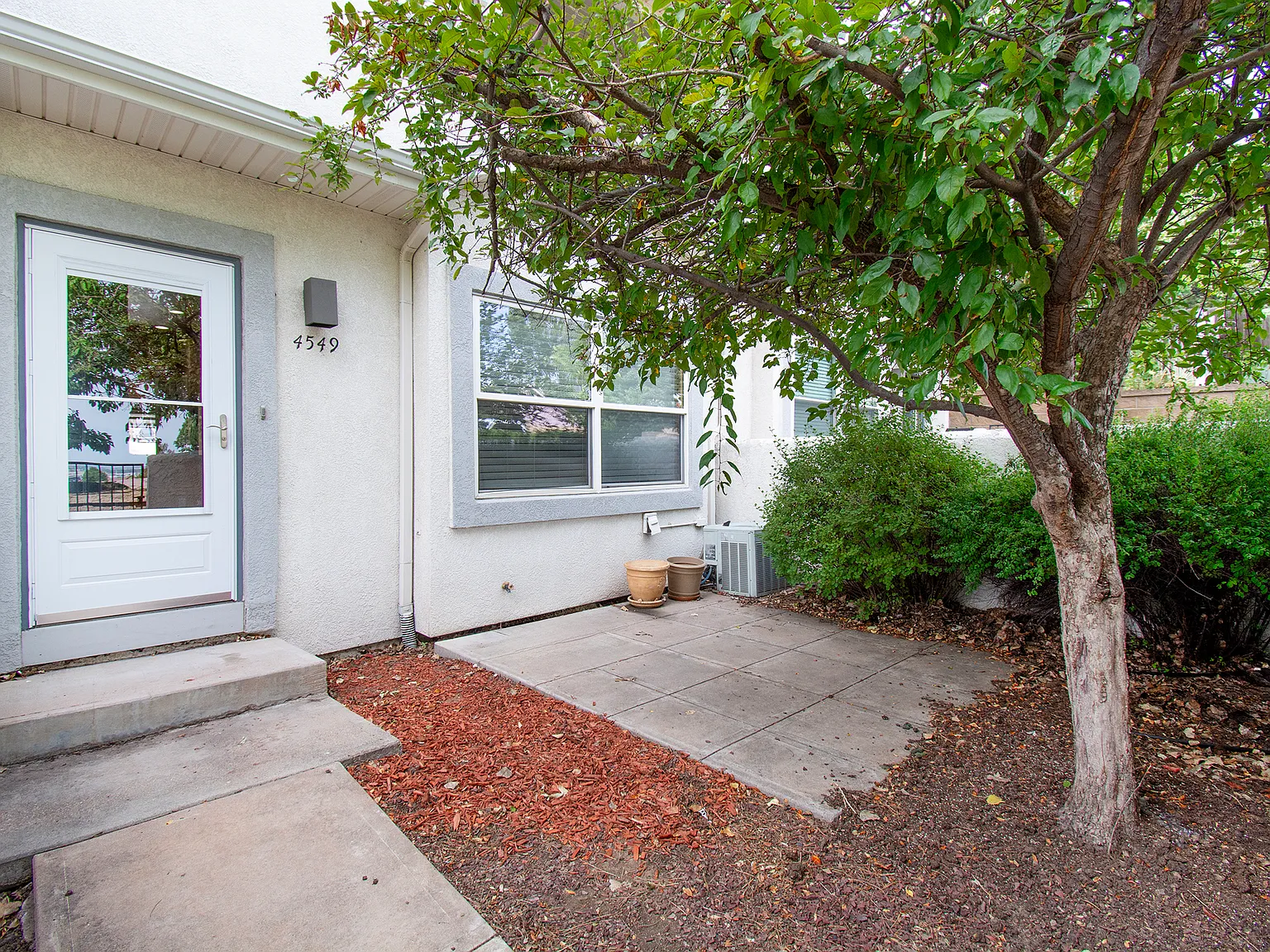 3 bed, 2.5 bath, 1351 sqft, $1,900 — Photo 1