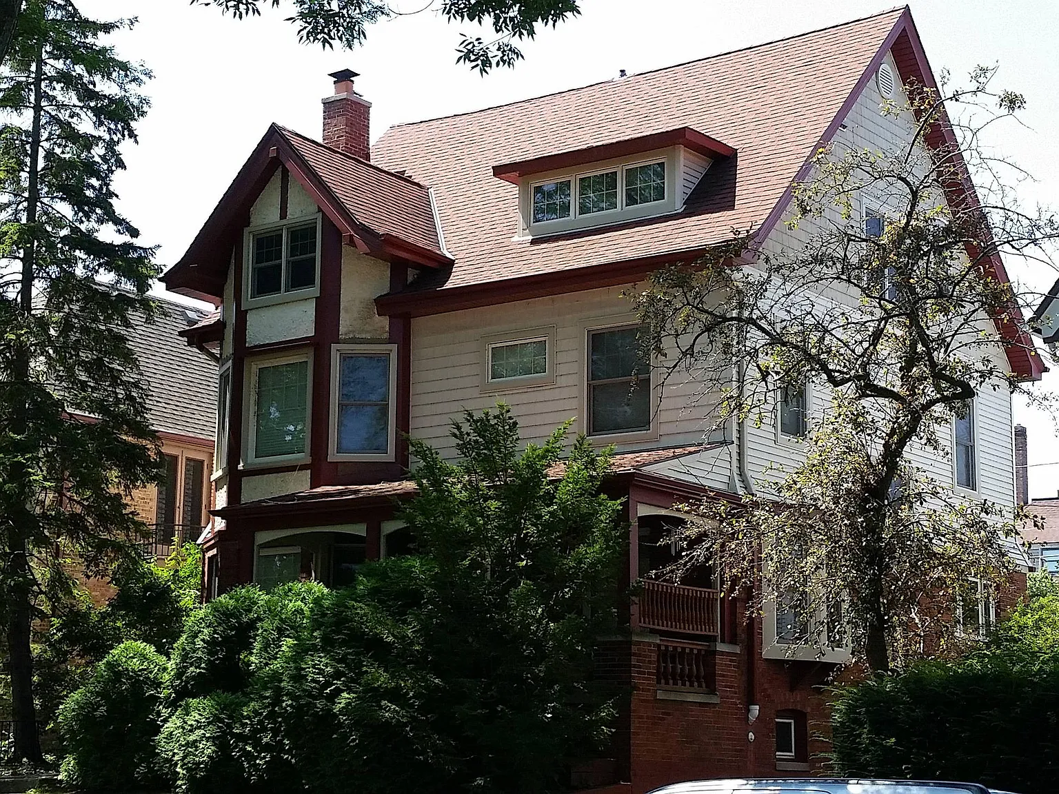 3253 N Summit Avenue — Photo 1