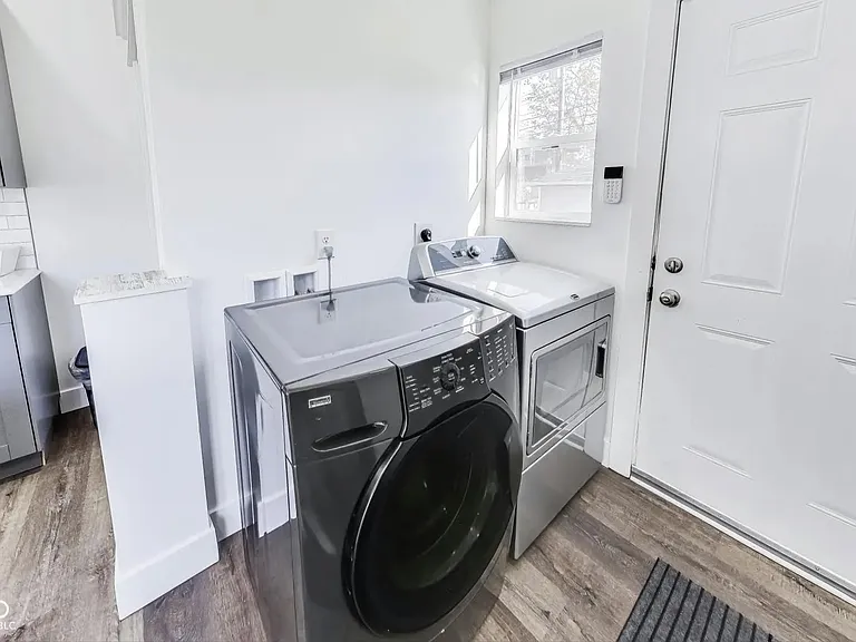 washer / dryer - staged