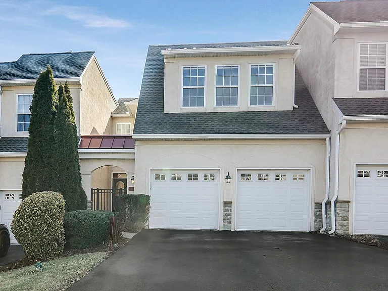 63 Old Barn Dr — Photo 1