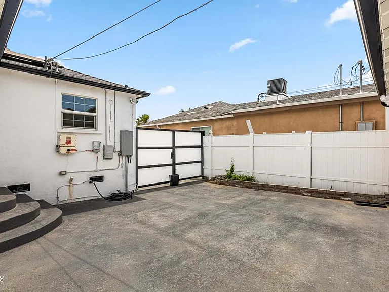 7637 Radford Ave — Photo 35