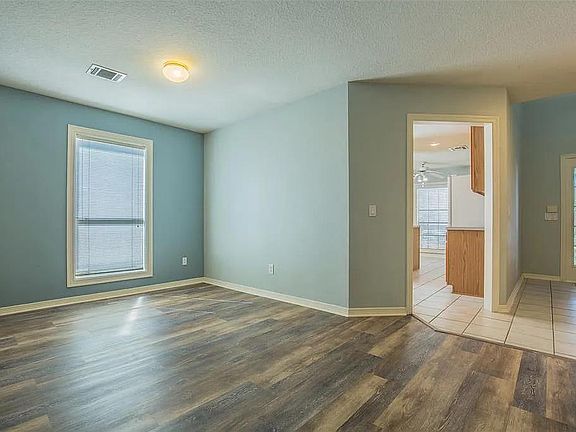 4th image of 523 Earls Court Dr