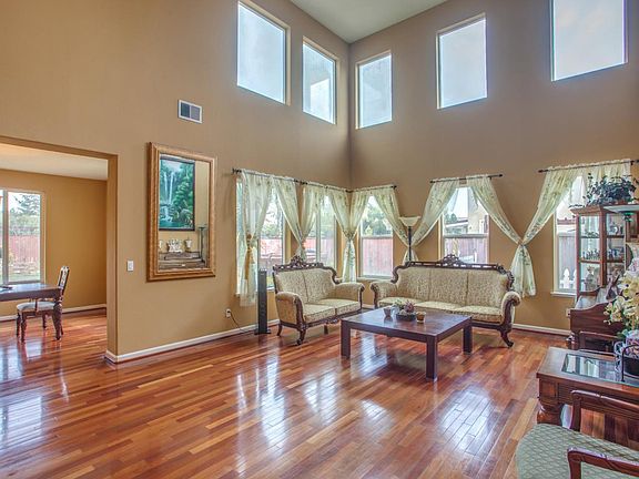 4th image of 19301 Saffron Dr