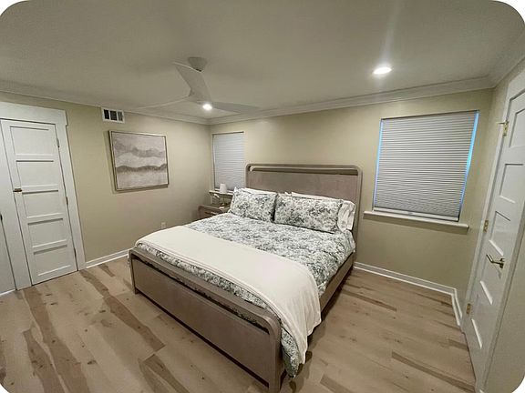 4th image of 114 E 55th St APT 1