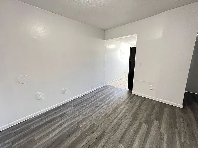 St George Apartments — Photo 33