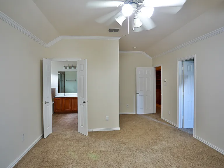 4611 Penelope Ln — Photo 4