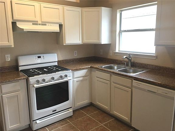 3rd image of 3054 Oak Crest Cir