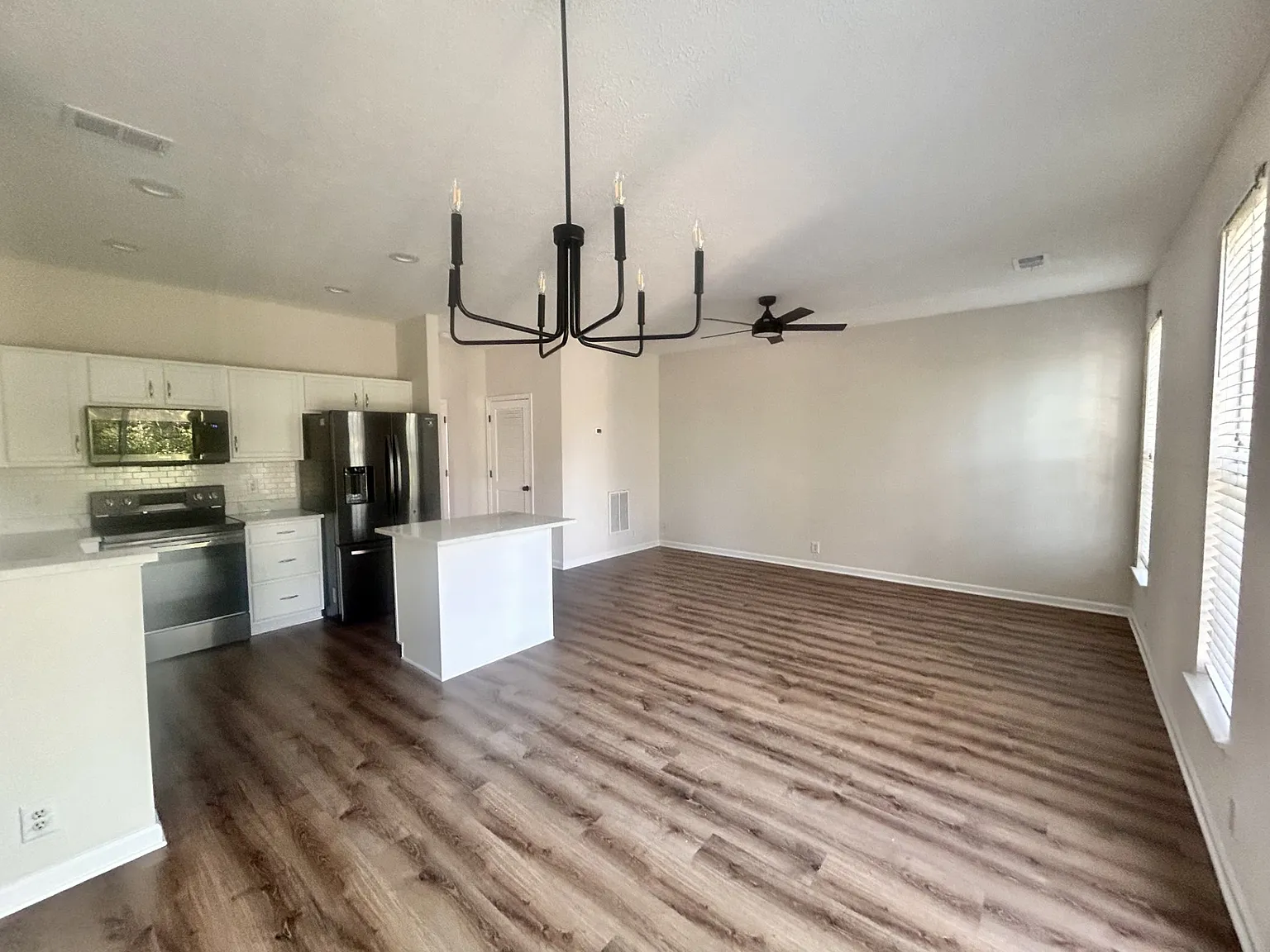3 bed, 2.5 bath, 1424 sqft, $1,995 — Photo 3