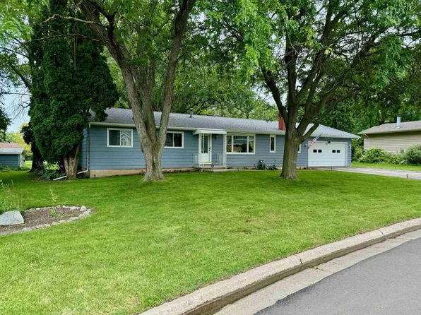 1046 Hickory Dr, Jefferson, WI 53549