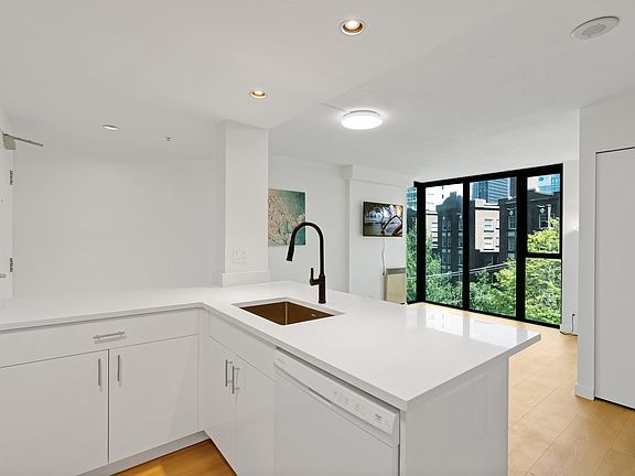 5th image of 1331 Georgia St W #501