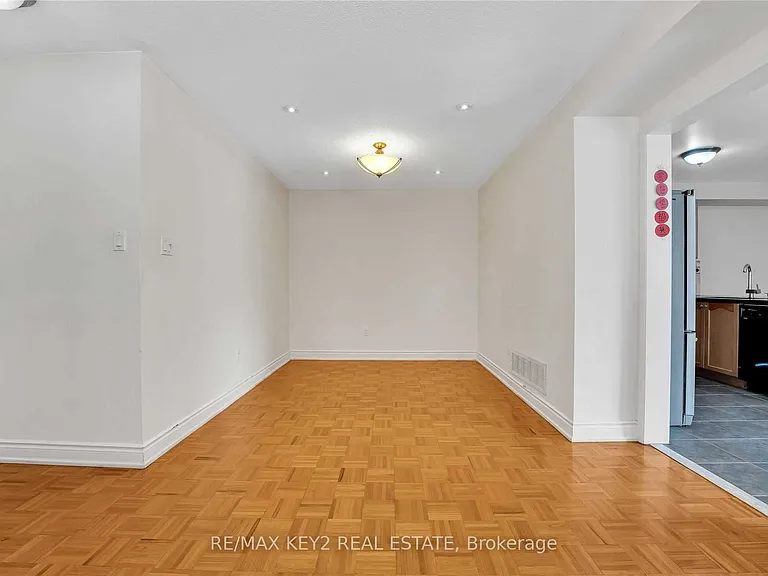 633 Caboto Trl — Photo 9