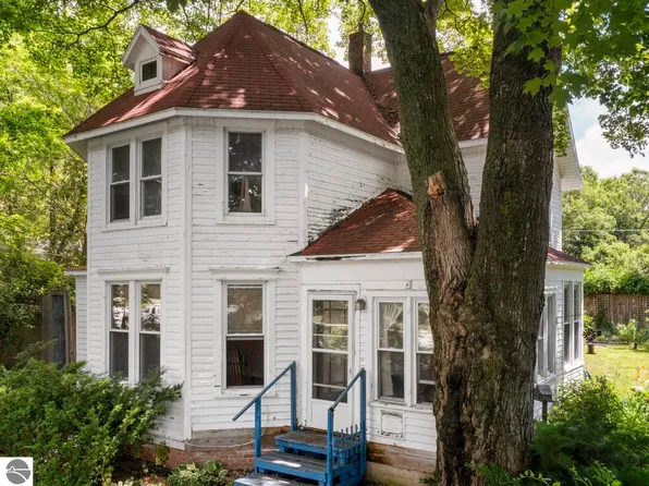 1099 Michigan Ave, Benzonia, MI 49616