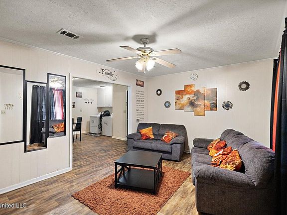 3rd image of 1006 Charles Howard Dr