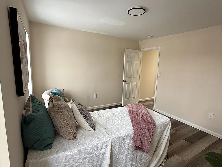 1028 E North Ave — Photo 17