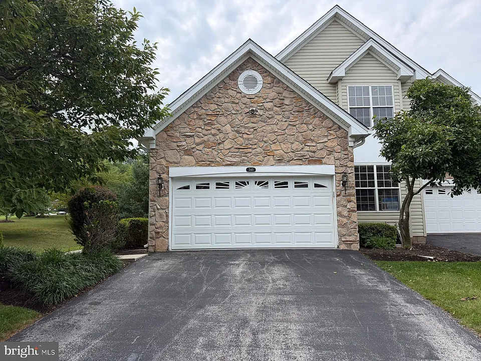 240 Torrey Pine Ct