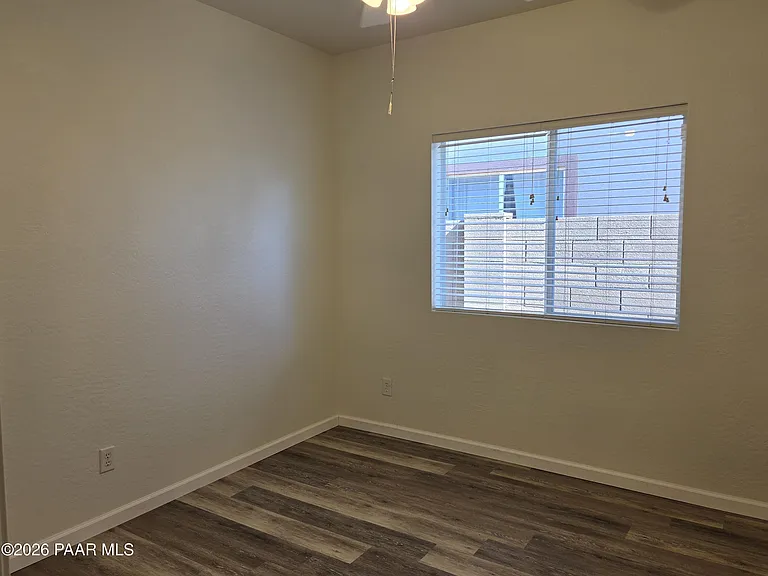 556 N Robles St — Photo 12