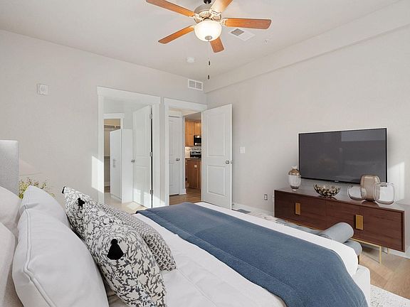 5th image of 4672 Hahns Peak Dr #204