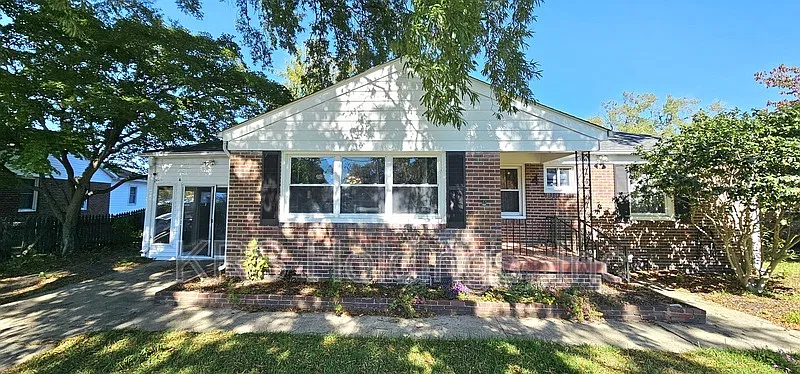 3 bed, 1.5 bath, 1550 sqft, $1,900 — Photo 4