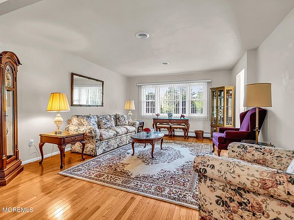 3rd image of 15 Brakenbury Drive