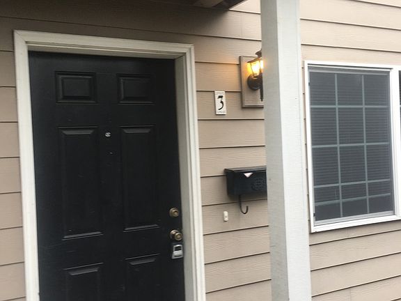 2nd image of 8046 NE Couch St APT 3