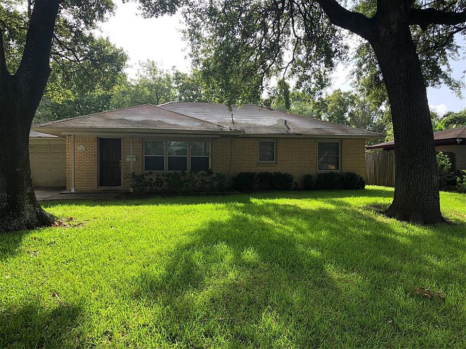 2nd image of 106 S Pin Oak Dr
