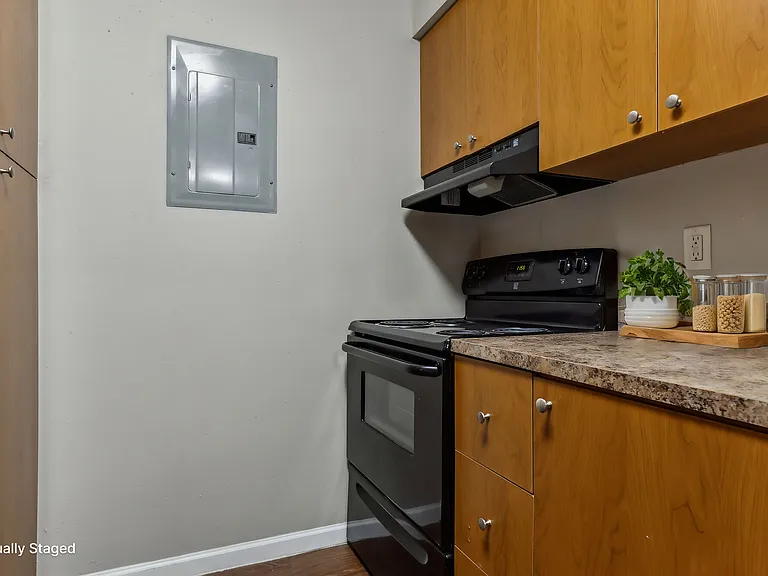 Royal Ridge Apartments — Photo 18