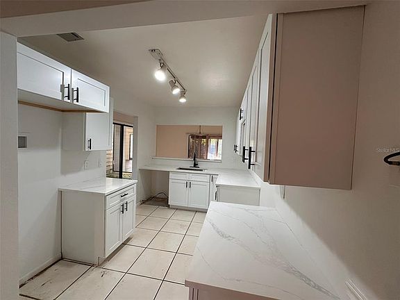 3rd image of 705 TEAL LANE
