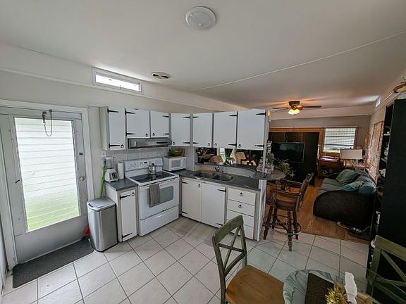 2nd image of 904 9th St #136