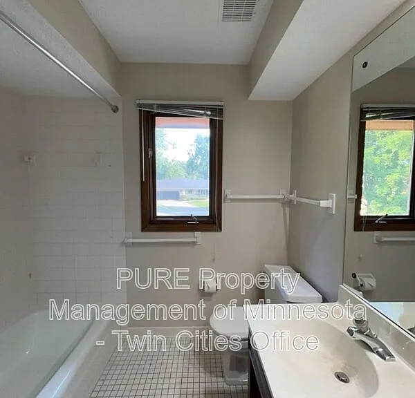7420 Hyde Park Cir — Photo 27