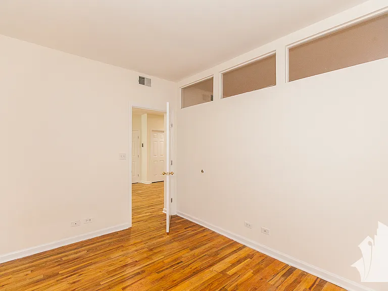921 W Dakin St #402 — Photo 12