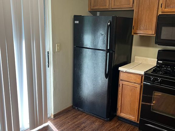 4th image of 680-682 W Country Squire Ct #680