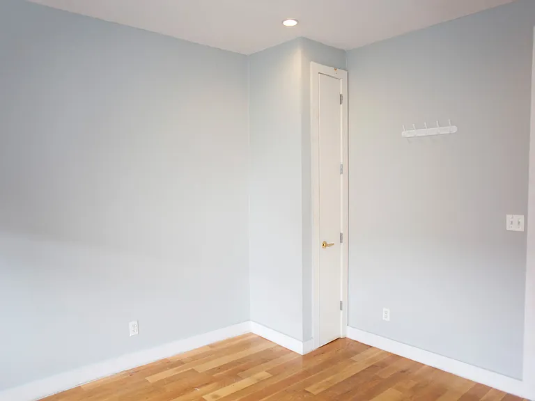 325 Melrose St #3R — Photo 8
