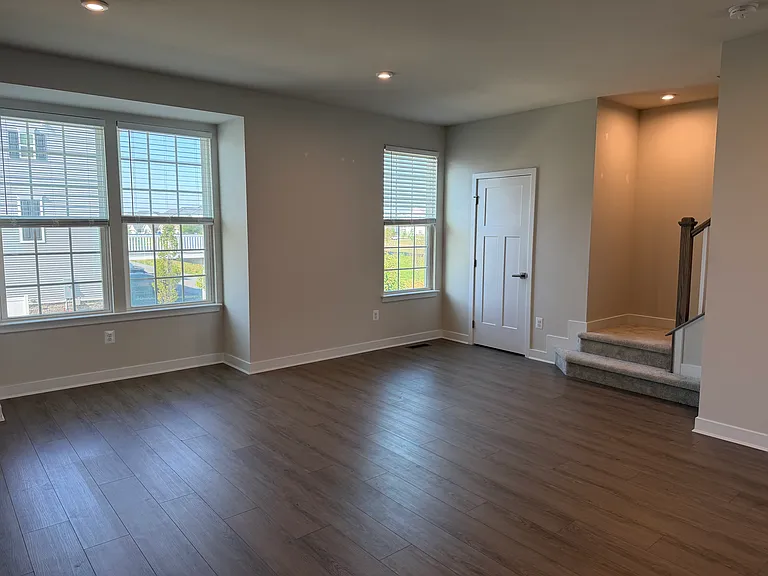 927 Ericcson Ln — Photo 4