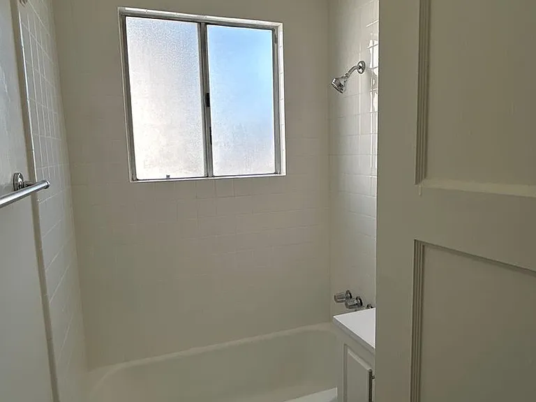 12425 Oxnard St — Photo 6