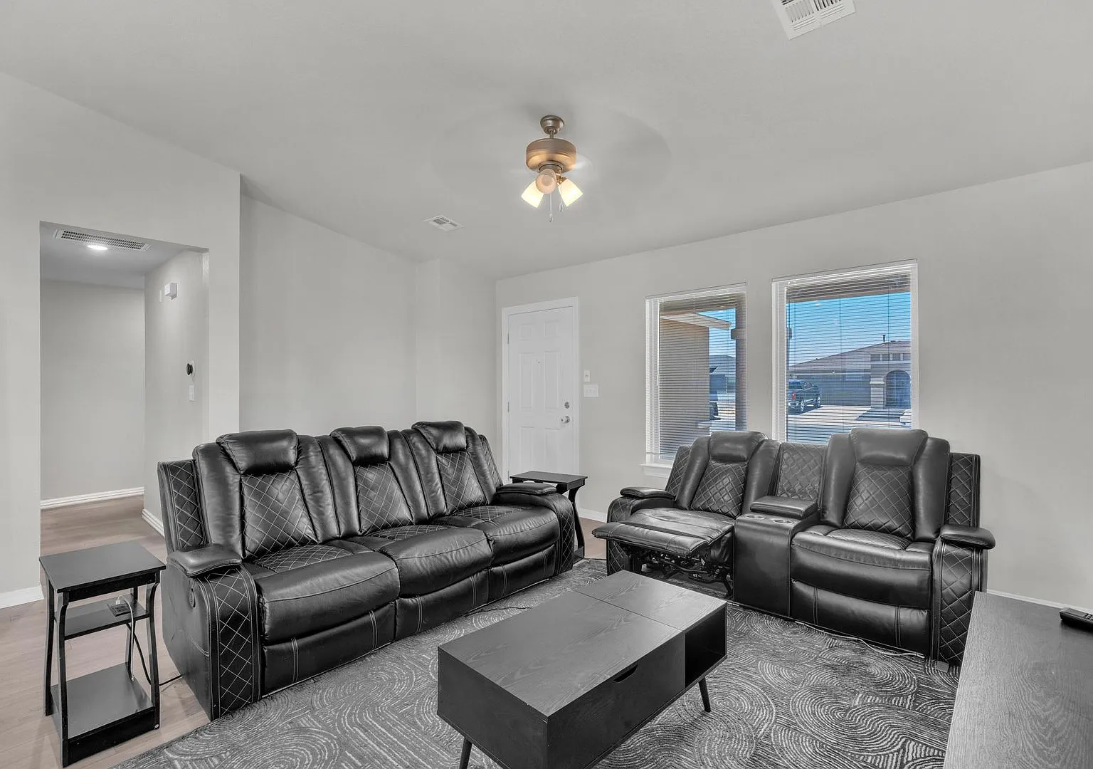 East El Paso/Horizon 4bed/2Bath Refrig A/C — Photo 3