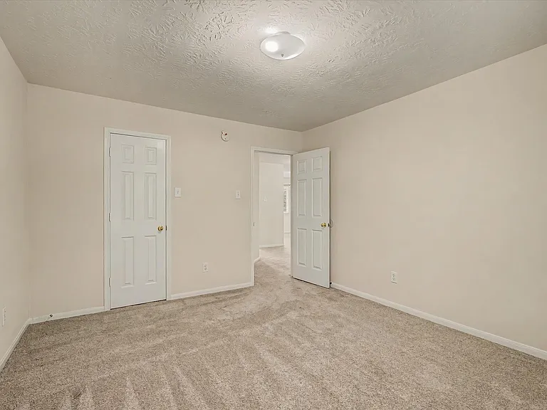 10840 Sycamore Dr N — Photo 37