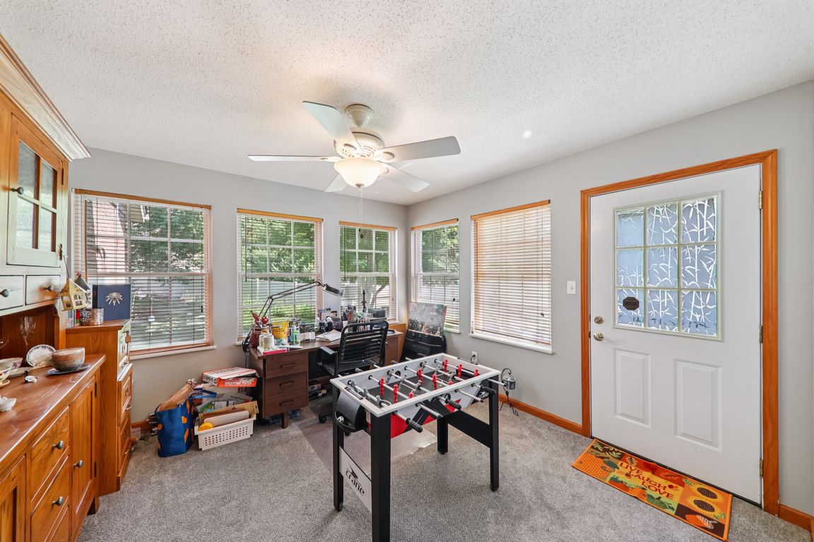 2266 Calgary Dr-S2407-018.jpg